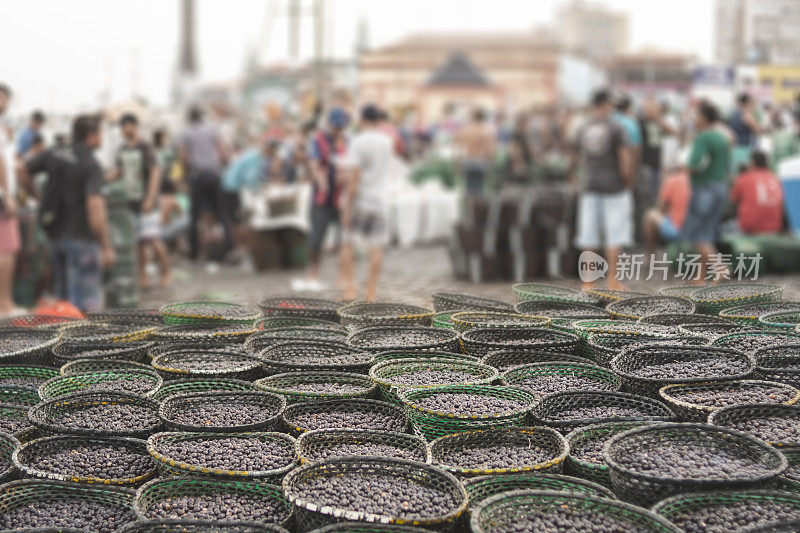 新鲜巴西莓水果在Feira do Açaí (Mercado vero -o- peso)， Belém do Pará出售